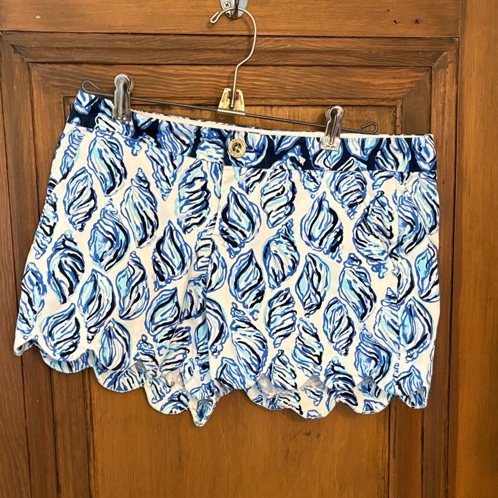 Scalloped Hem Blue shell Print Shorts